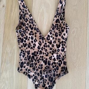 Aritzia babaton leopard v neck
